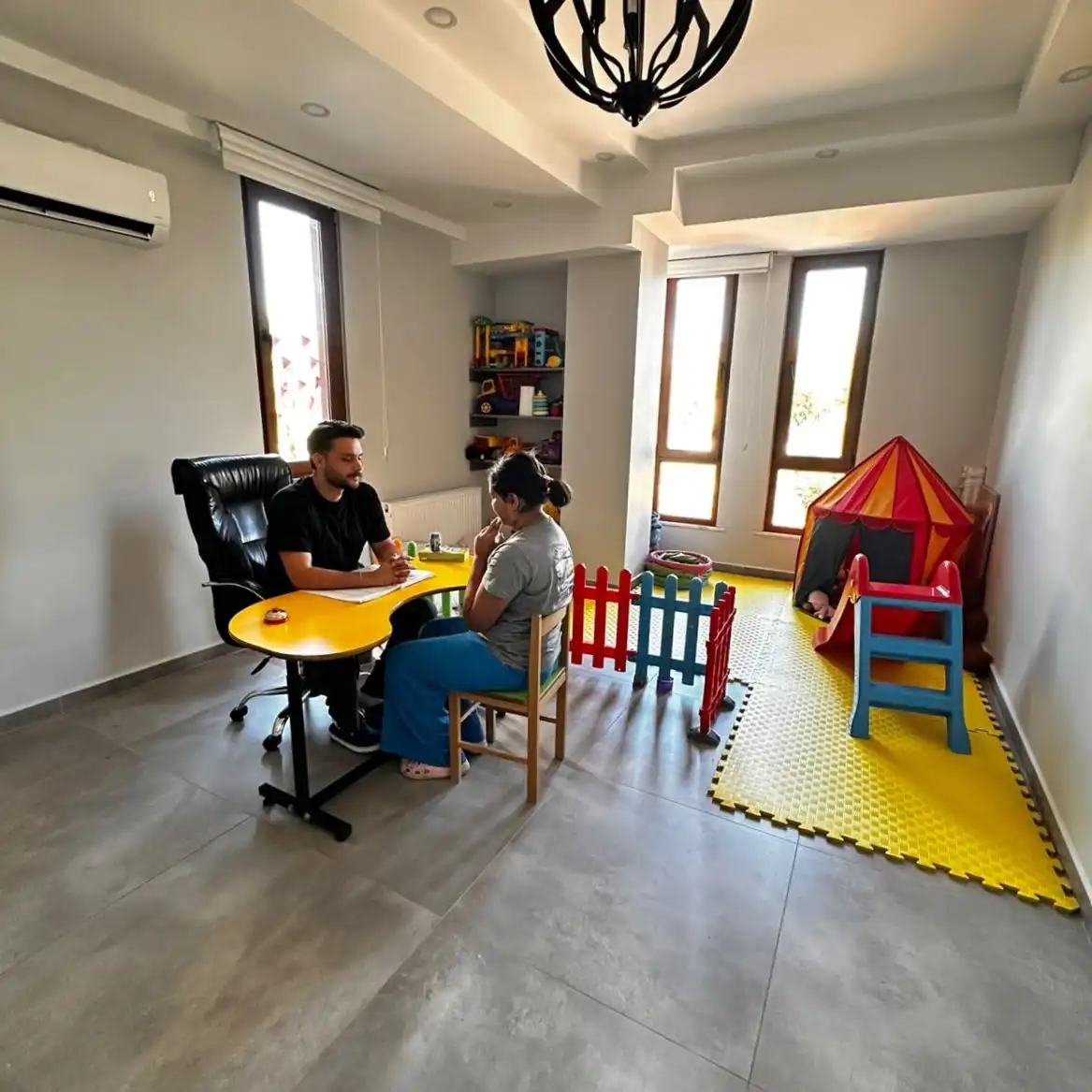 Özel eğitim öğretmeni ve öğrenci birebir seans ortamı Bahçelievler